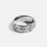 Minimalistischer & robuster Kreuzring – Perfekt für Streetwear