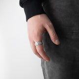 Handgefertigter Faith Ring mit eingeprägten Kreuzen – Hochwertiger Rock-Schmuck