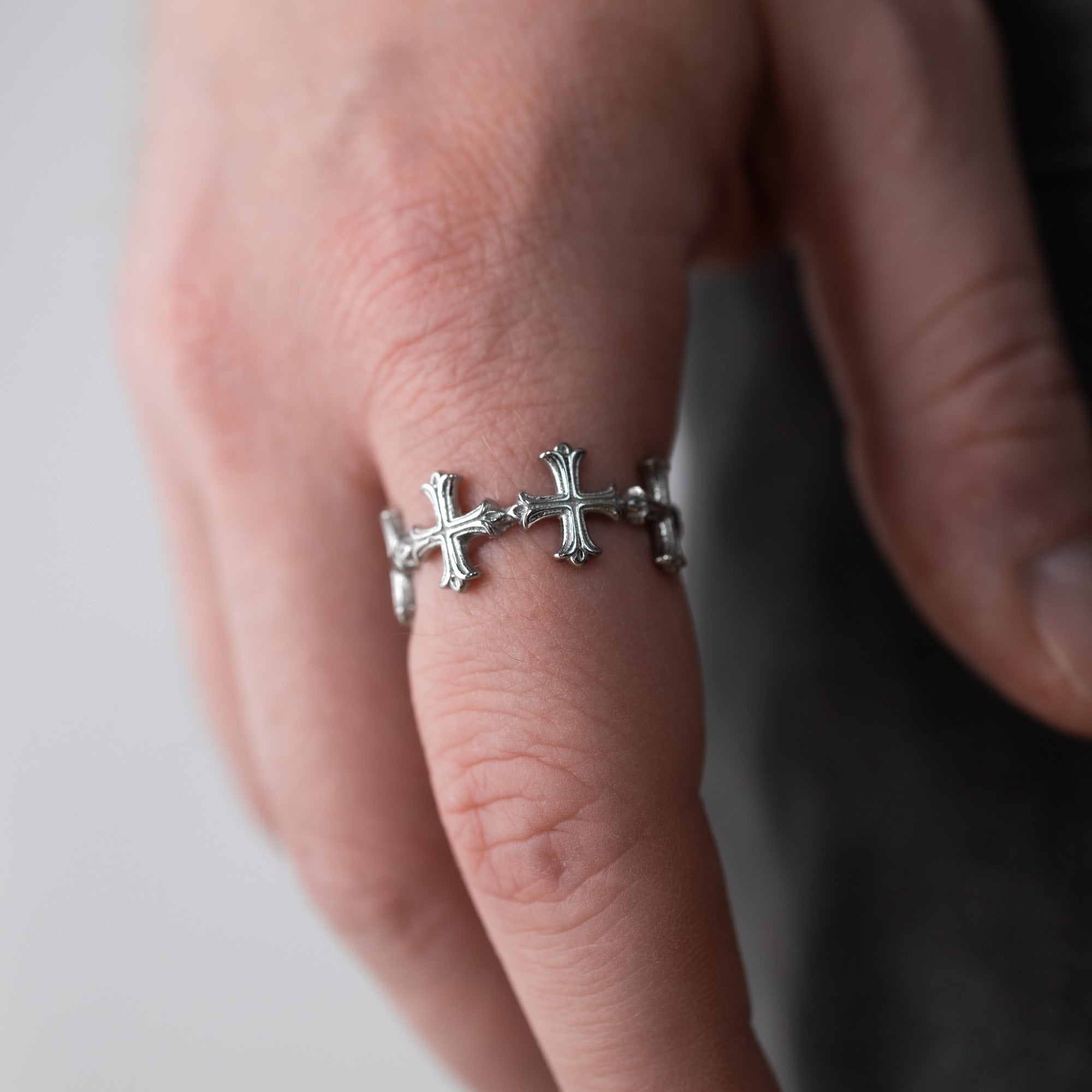Handgefertigter Edelstahlring mit markanten Kreuzen – Vintage & Rock-Stil