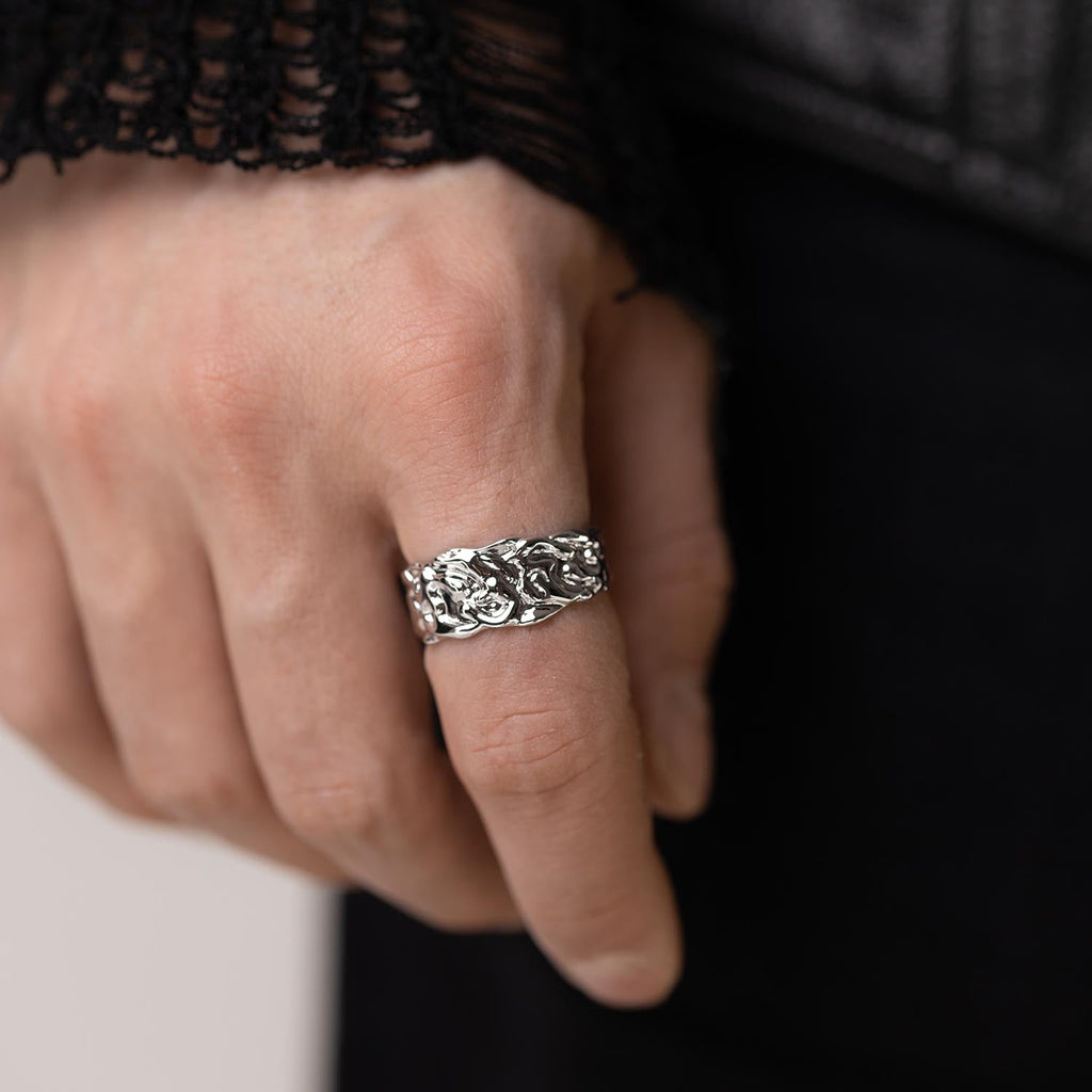 Statement-Ring aus 925 Sterlingsilber mit einzigartiger Optik für Streetwear-Looks | warpedsense®  
