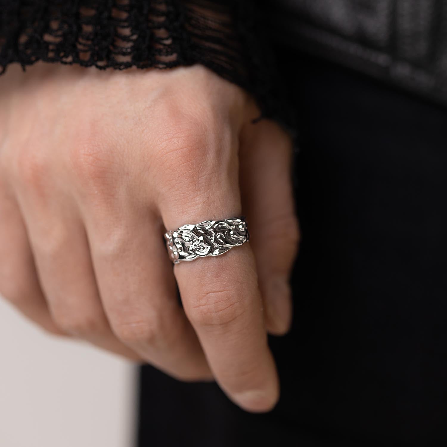 Statement-Ring aus 925 Sterlingsilber mit einzigartiger Optik für Streetwear-Looks | warpedsense®  
