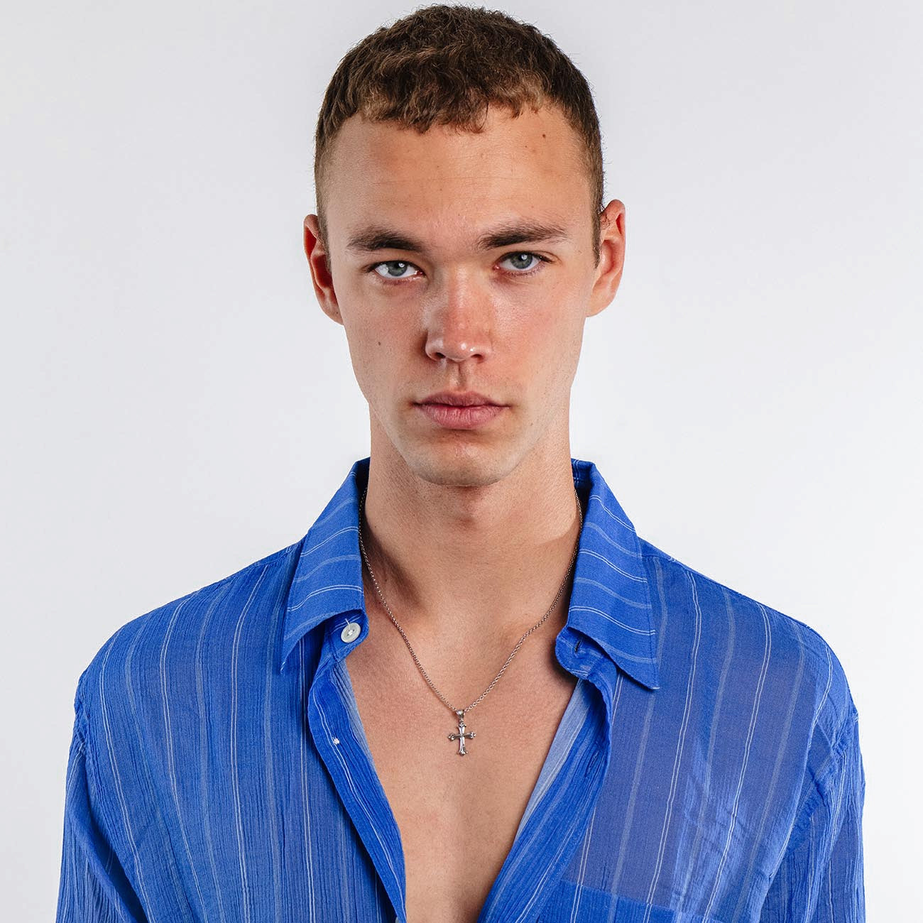 Handgefertigte kleine Kreuzkette mit filigranem Design für Streetwear und Gothic-Fans 