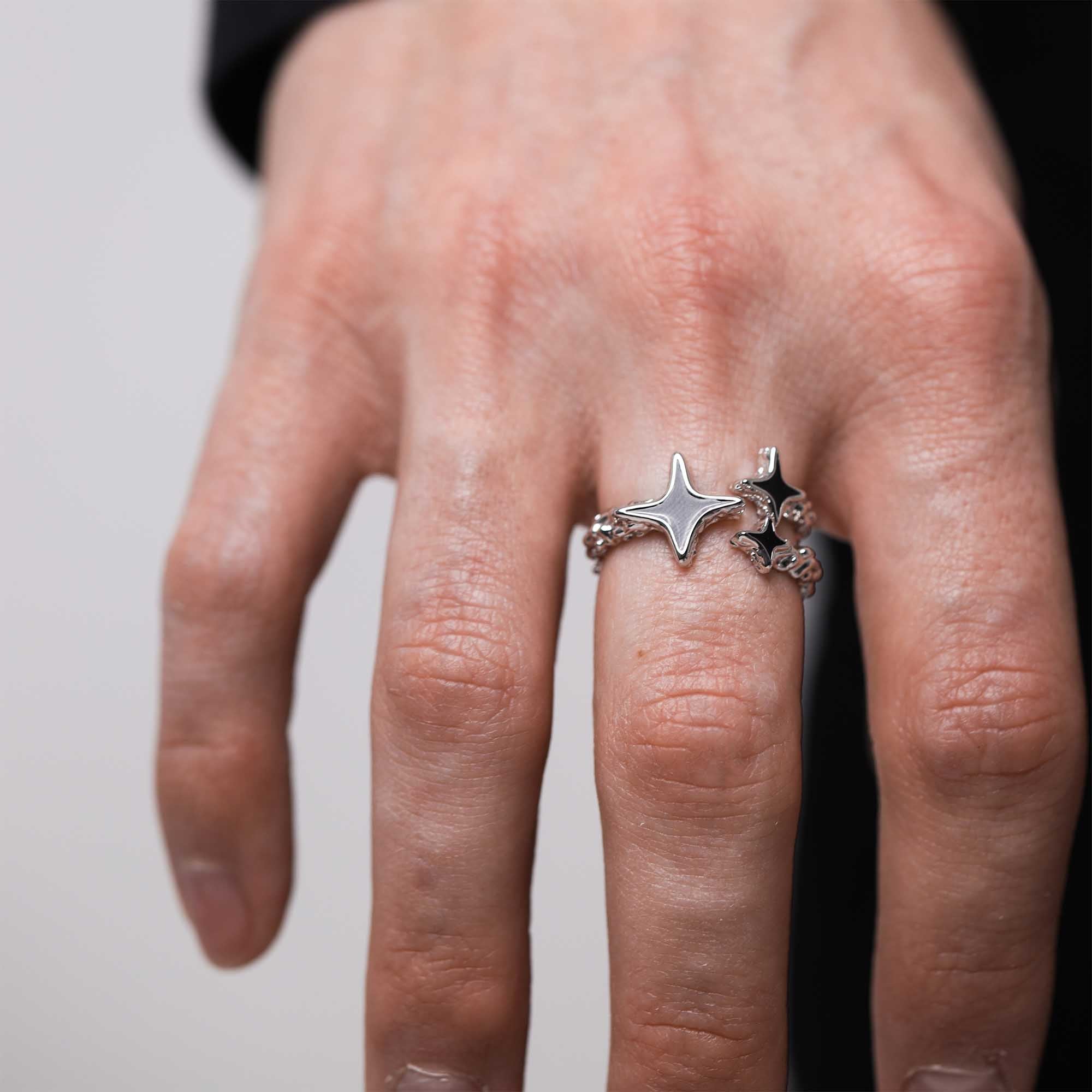 Hochwertiger Statement-Ring mit schwarzer Emaille, perfekt für Streetwear-Looks | warpedsense®  