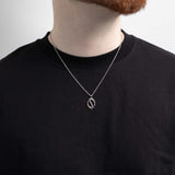 Collier en logo argenté